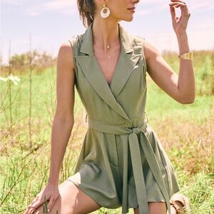 Francesca's Collections Green Sleeveless Buttoned Romper
